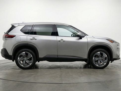 Used 2025 Nissan Rogue SV image 11