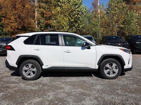 Used 2022 Toyota RAV4 LE image 8