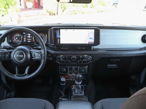 Used 2025 Jeep Gladiator Mojave AWD/4WD image 24