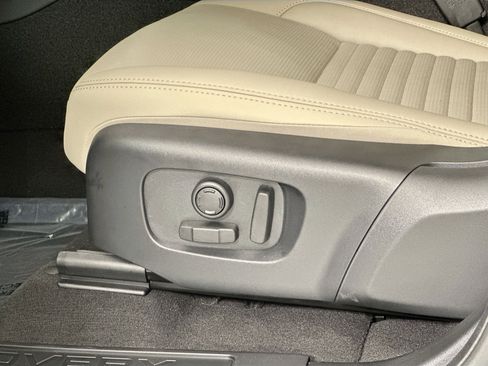 Used 2025 Land Rover Discovery Sport S image 18