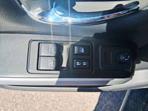 Used 2017 Nissan Titan SV AWD/4WD image 19