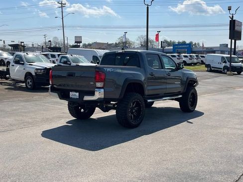 Used 2017 Toyota Tacoma TRD Sport image 26