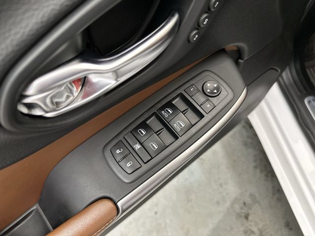 Used 2019 Jeep Cherokee Overland w/ Technology Group AWD/4WD image 18