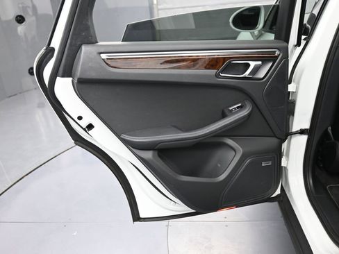 Certified 2022 Porsche Macan AWD/4WD image 22