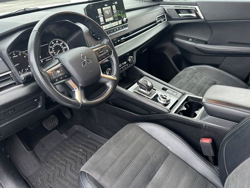 Used 2024 Mitsubishi Outlander SE image 12