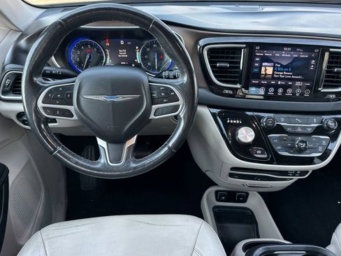 Used 2018 Chrysler Pacifica Touring-L Plus FWD image 16