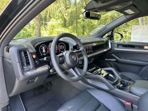 Certified 2025 Porsche Cayenne AWD/4WD image 4