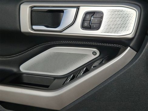 Used 2023 Ford Explorer Limited w/ Limited Technology Package image 8