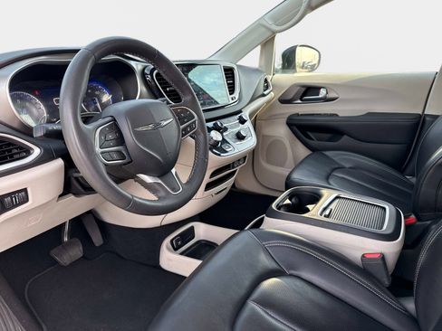 Used 2023 Chrysler Pacifica Touring-L FWD image 33