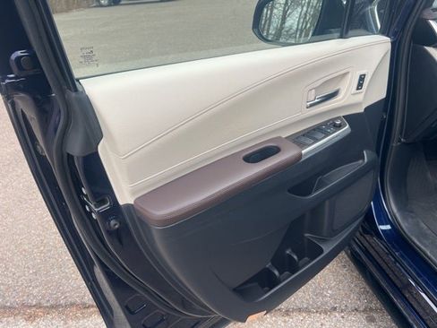 Used 2021 Toyota Sienna Platinum image 11