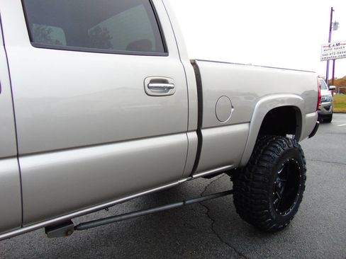 Used 2004 Chevrolet Silverado 2500 LT w/ Heavy-Duty Power Package image 28