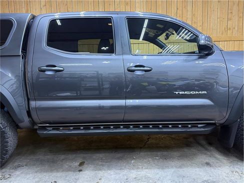 Used 2017 Toyota Tacoma TRD Off-Road AWD/4WD image 5