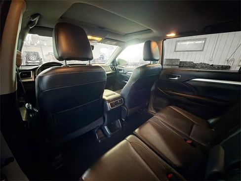 Used 2017 Toyota Highlander XLE image 9