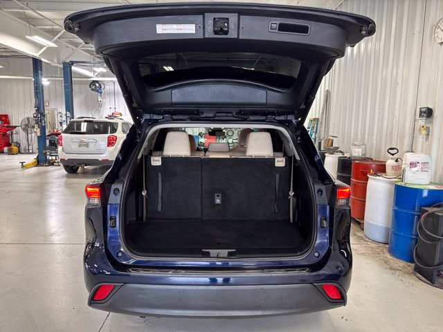 Used 2022 Toyota Highlander XLE AWD/4WD image 14