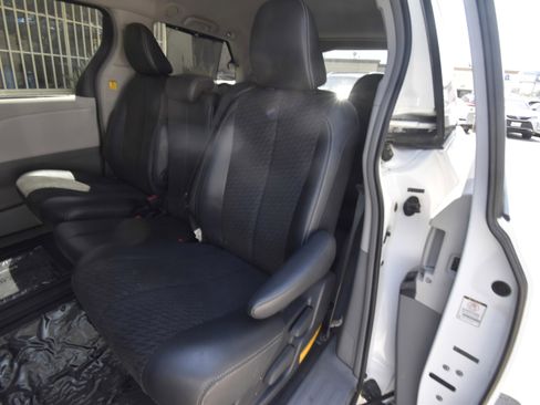 Used 2011 Toyota Sienna SE w/ Preferred Pkg FWD image 10