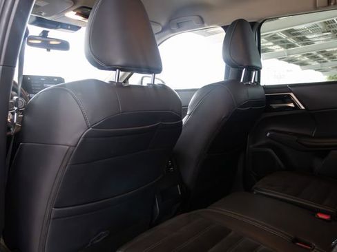 Used 2023 Mitsubishi Outlander SE image 27