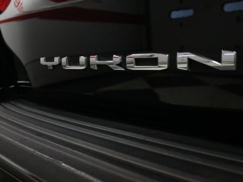 Used 2022 GMC Yukon SLT w/ SLT Premium Package image 32