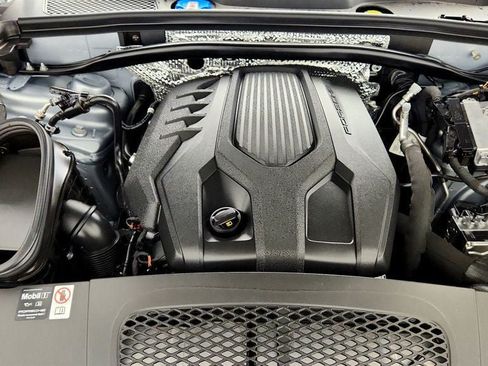 Used 2025 Porsche Macan AWD/4WD image 28