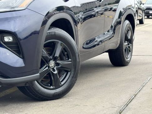 Certified 2025 Toyota Highlander LE FWD image 11