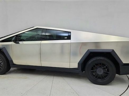 Used 2025 Tesla Cybertruck AWD Crew Cab image 4