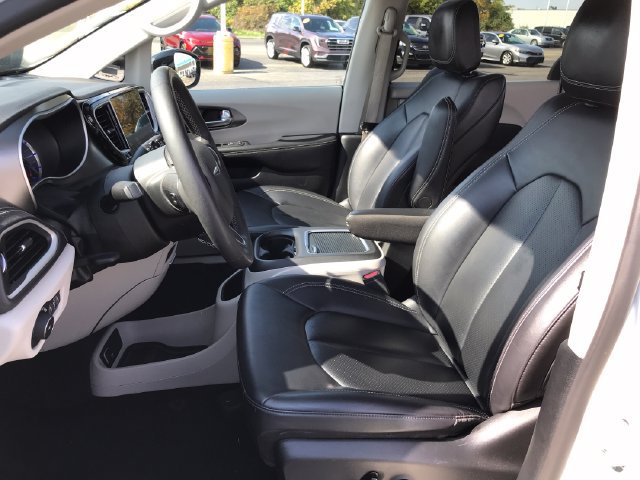 Used 2024 Chrysler Pacifica Limited FWD image 16