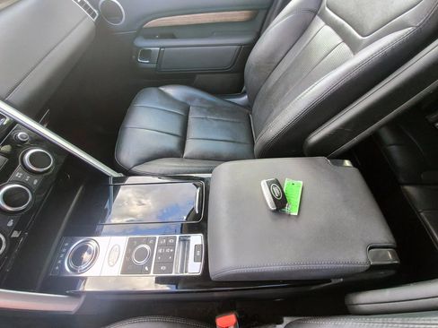 Used 2017 Land Rover Discovery HSE image 12