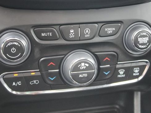 Used 2022 Jeep Cherokee Limited AWD/4WD image 8