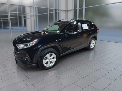 Used 2019 Toyota RAV4 XLE AWD/4WD image 4