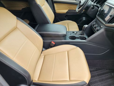 Used 2021 Volkswagen Atlas Cross Sport SE w/ Panoramic Sunroof Package FWD image 15