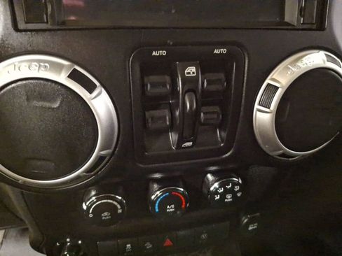 Used 2015 Jeep Wrangler Unlimited Rubicon image 25