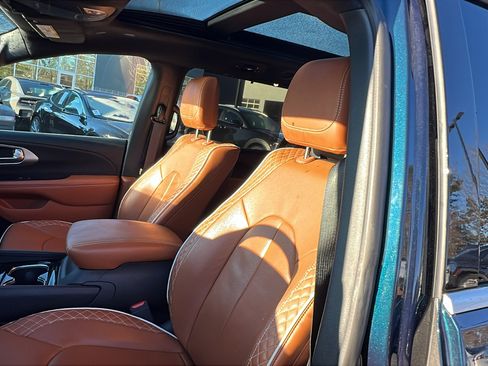 Used 2024 Chrysler Pacifica Pinnacle image 18