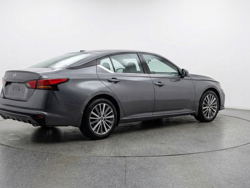 Used 2025 Nissan Altima 2.5 SV FWD image 9