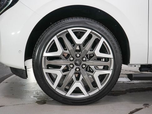 Used 2025 Ford Expedition Max Platinum w/ Platinum Ultimate Package AWD/4WD image 32