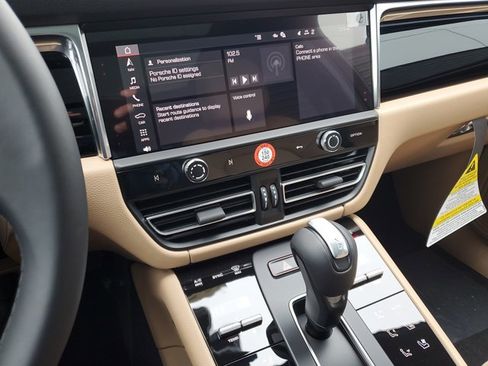 Used 2025 Porsche Macan image 34