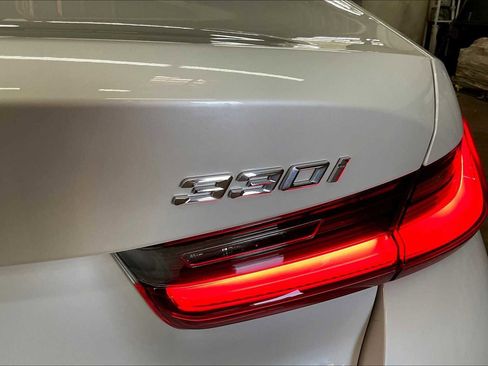 Used 2025 BMW 330i Sedan w/ Premium Package image 11