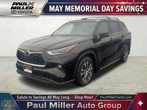 Used 2021 Toyota Highlander XLE AWD/4WD image 1
