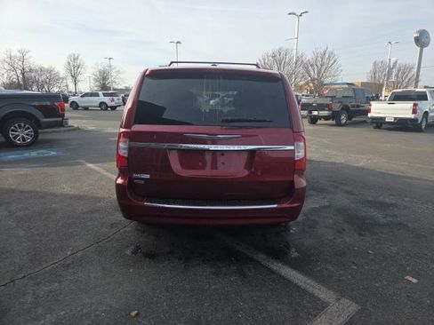 Used 2013 Chrysler Town & Country Touring image 6