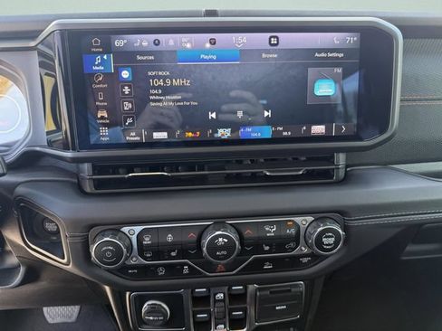 Used 2025 Jeep Gladiator Mojave w/ Convenience Group AWD/4WD image 24
