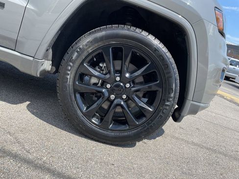 Certified 2022 Jeep Grand Cherokee Laredo X AWD/4WD image 11
