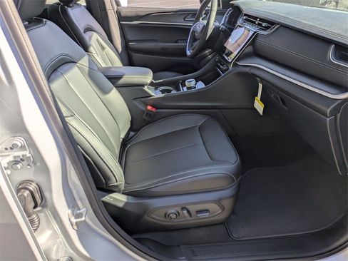 New 2025 Jeep Grand Cherokee Limited image 36