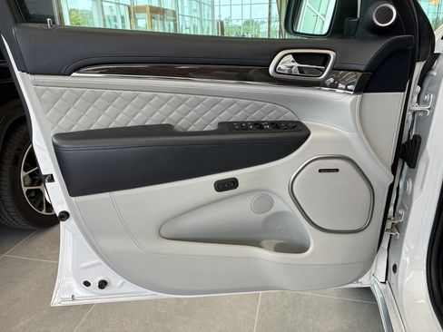 Used 2017 Jeep Grand Cherokee Summit AWD/4WD image 18