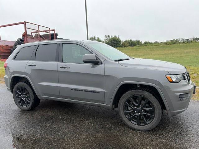 Used 2022 Jeep Grand Cherokee Laredo X AWD/4WD image 3