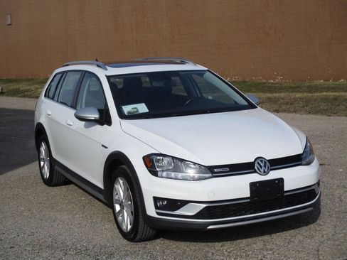Used 2018 Volkswagen Golf Alltrack SE AWD/4WD image 9