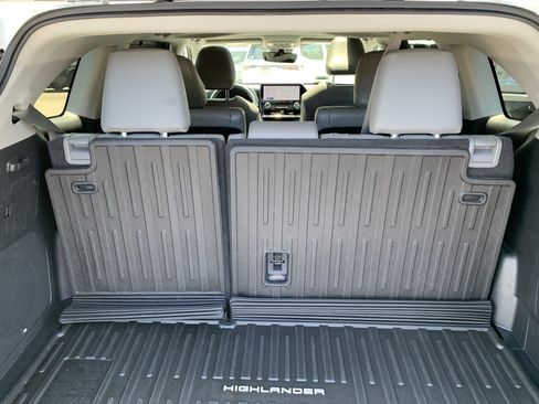 Used 2023 Toyota Highlander Limited FWD image 42