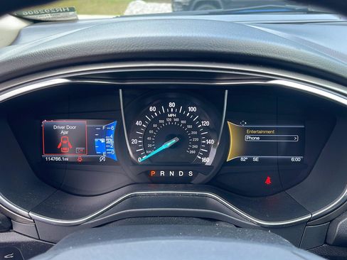 Used 2017 Ford Fusion SE w/ Fusion SE Technology Package FWD image 19