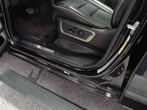 Used 2020 RAM 1500 Limited w/ Black Appearance Package AWD/4WD image 11