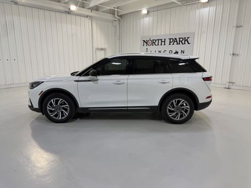 Used 2023 Lincoln Corsair FWD image 2