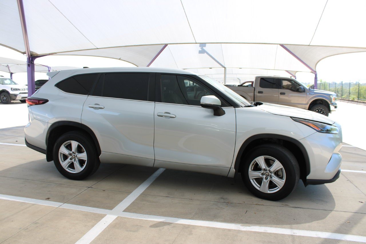 Used 2024 Toyota Highlander LE AWD/4WD image 7
