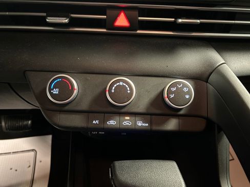 Used 2025 Hyundai Elantra SE image 17