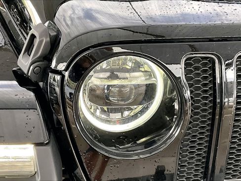 Used 2022 Jeep Wrangler Unlimited Sahara AWD/4WD image 27